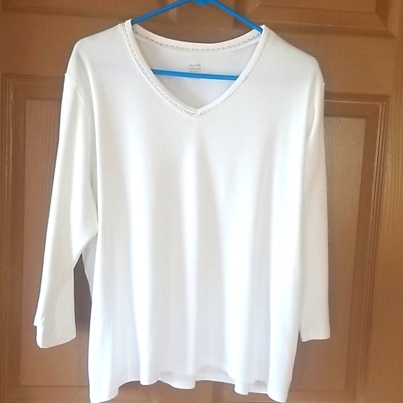 Valerie Stevens Sweaters - NWOT VALERIE STEVENS WOMAN'S SWEATER